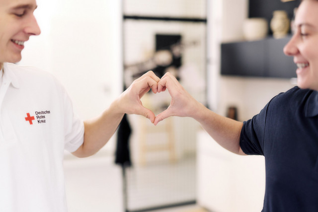 Zwei Menschen bilden gemeinsam mit ihren Händen ein Herz
