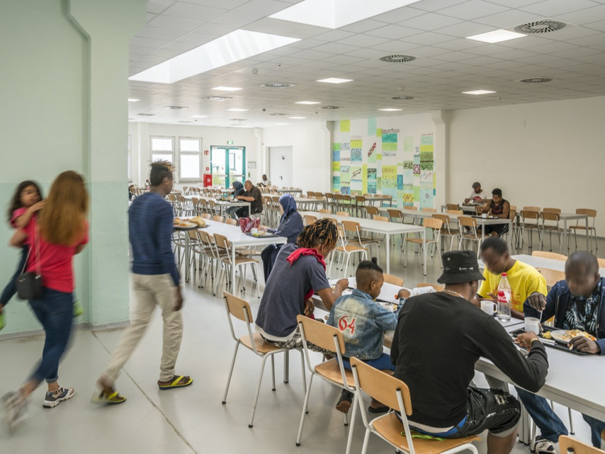 Das Bild zeigt die Mensa in einer der Erstaufnahmeeinrichtungen.